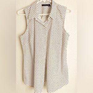 Apt.9 Sleeveless blouse, button up with collar and arrow design.